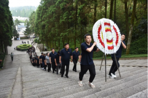 賡續(xù)井岡山精神，向革命烈士敬獻(xiàn)花圈